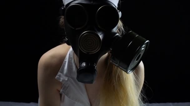 Sexual nurse with gas mask in bed — Stock Video
