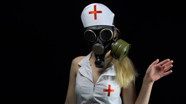 Zombie nurse girl in gas mask — Stock Video