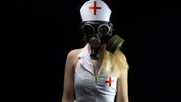 Blond nurse girl in gas mask — Stock Video