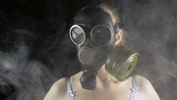 Jong meisje in gasmasker en rook — Stockvideo