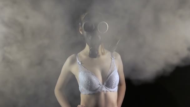 Jong meisje in gasmasker in beha — Stockvideo