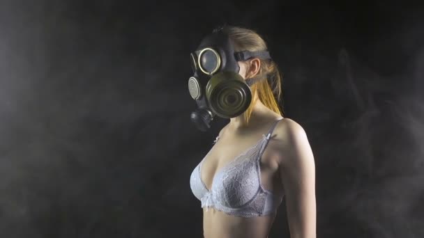 Mladá dívka v plynové masce nosí bílé spodní prádlo — Stock video