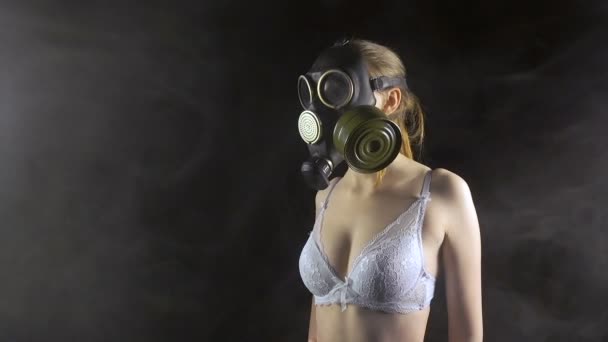 Junges Mädchen in Gasmaske trägt weißen BH — Stockvideo