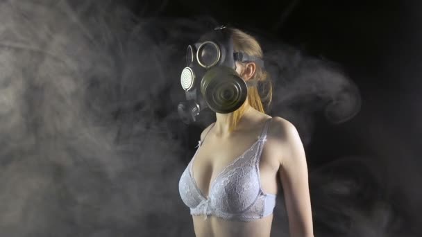 Dívka v plynové masce nosí bílé prádlo — Stock video