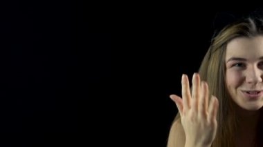 Bir şey söylüyor kadın çıplak omuz ile