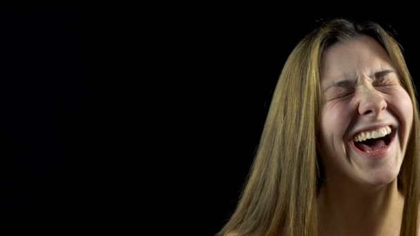 Femme riante aux épaules nues 