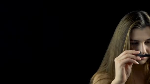 Porte bandeau femme aux épaules nues 