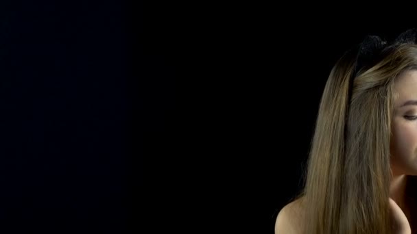 Parfum et femme aux épaules nues 