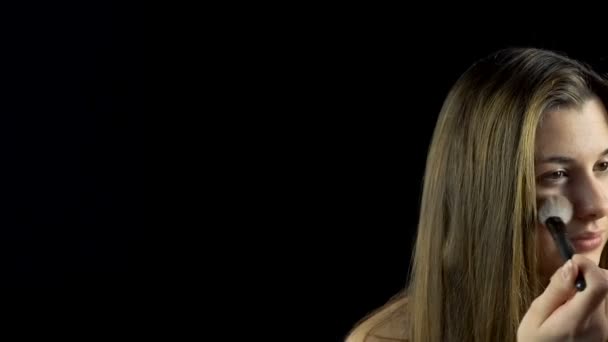 Appliquer maquillage femme aux épaules nues 