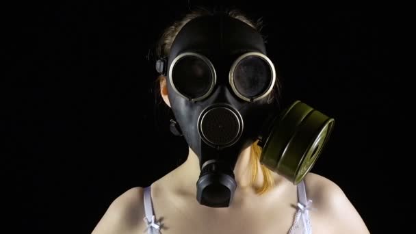 Young girl in gas mask — Stock Video