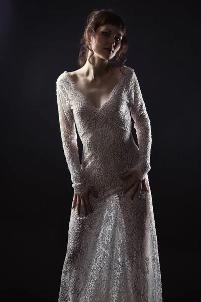 Transparan elbiseli ayakta kadın — Stok fotoğraf