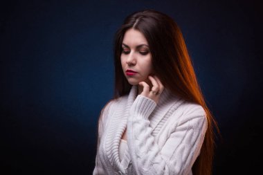 Uzun saçlı kadın aşağı bakıyor