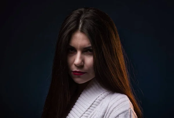 Mujer seria con el pelo largo — Foto de Stock