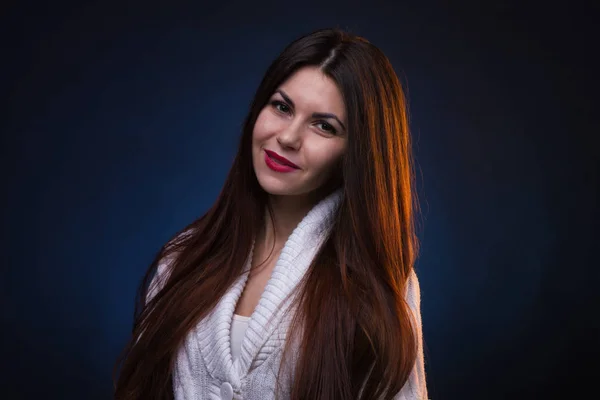 Mujer sonriente con el pelo largo — Foto de Stock