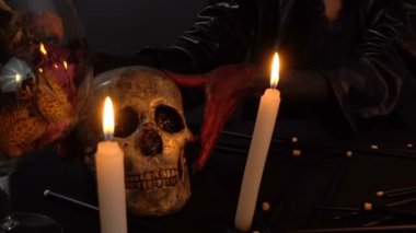 Kadın kan elleri ve kafatası ile