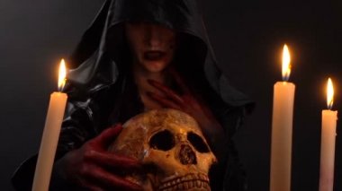 İnsan kafatasına bakarak cadı