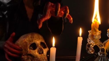 Kadının el mum yukarıda