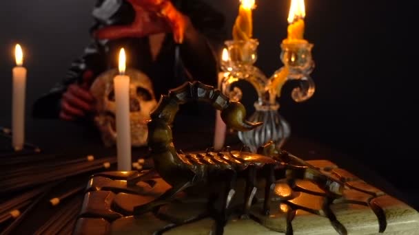 Ведьма, скорпион и ритуал — стоковое видео