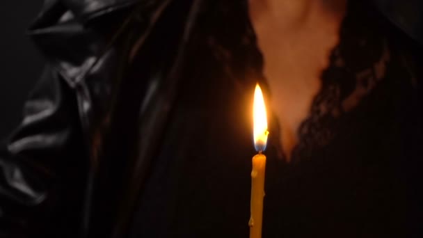 Μάγισσα σβήσει το κερί με το χέρι — Αρχείο Βίντεο