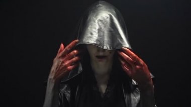 Kız soyunma siyah kukuleta