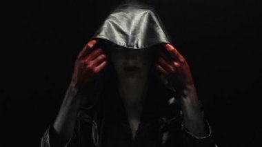 Kız soyunma siyah deri başlık