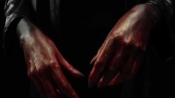 Le mani di sangue di giovane donna in immagine — Video Stock