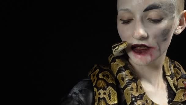 Serpente gentile e donna a immagine — Video Stock