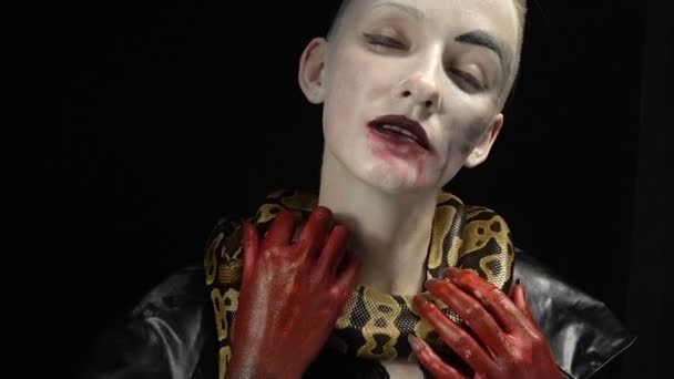 Suave serpiente y mujer con las manos ensangrentadas — Vídeo de stock
