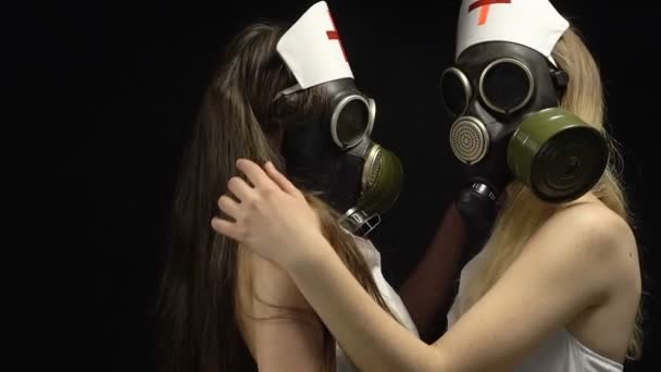 Seksuele verpleegkundigen in gasmasker — Stockvideo