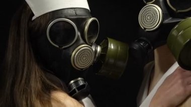 Gaz maskesi'de iki kız