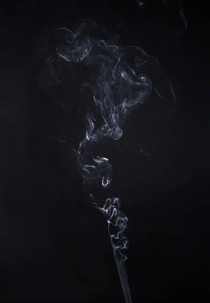 İçin için yanan aromastick dumanlı dalgaları eğri — Stok fotoğraf