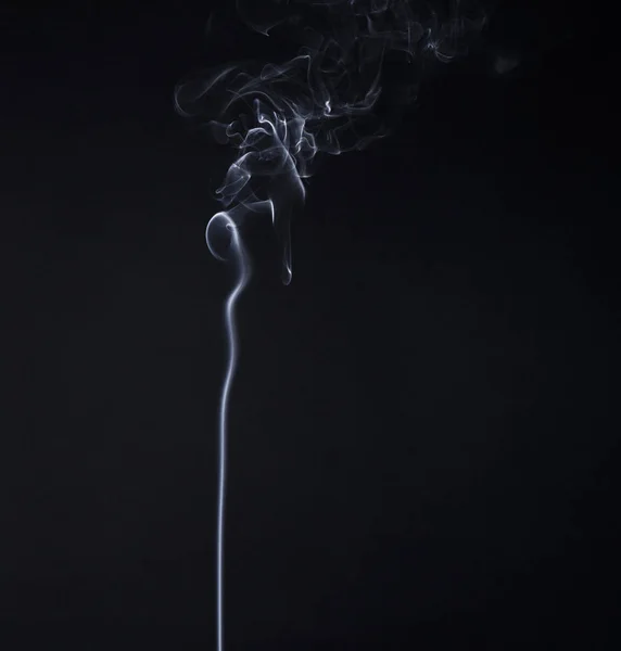 Вертикальное дымчатое облако тлеющей ароматной палки — стоковое фото
