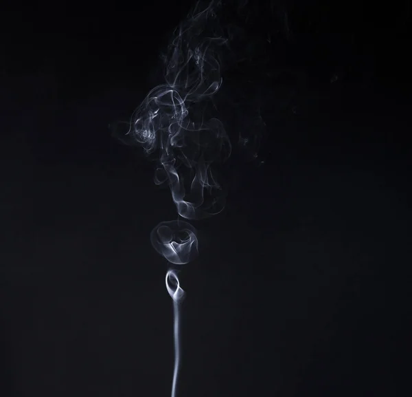 아로마 스틱 연기의 연기 수직 구름 — 스톡 사진