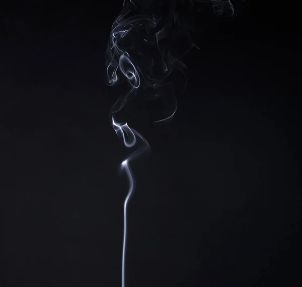 Дымчатый изгиб тлеющей ароматной палочки — стоковое фото