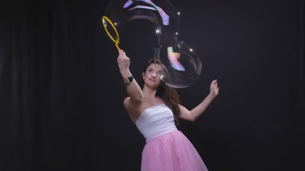 Krásná žena s mýdlová bublina — Stock video