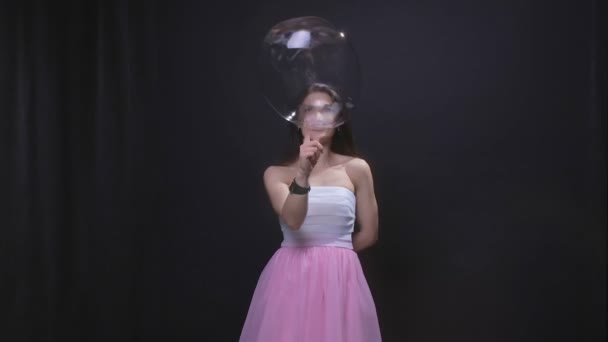 Femme éclatement grande bulle de savon — Video