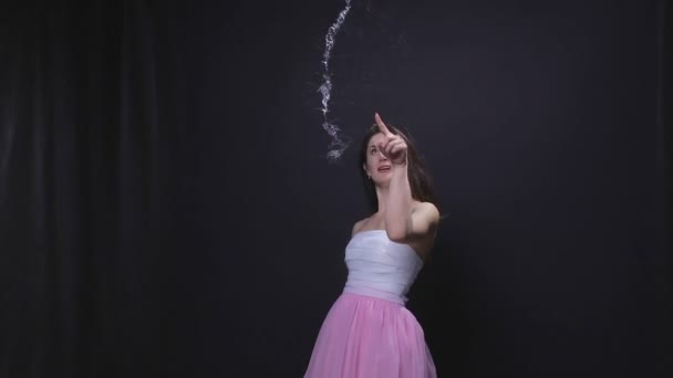 Dívka při roztržení mýdlová bublina — Stock video