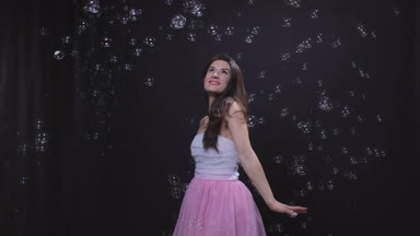 Sabun köpüğü arasında kadın