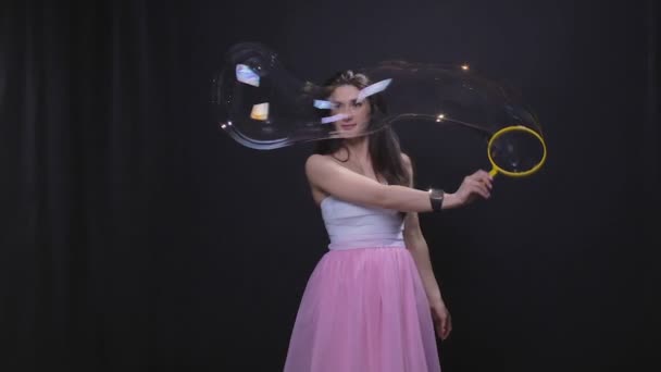 Jolie femme avec des bulles de savon — Video