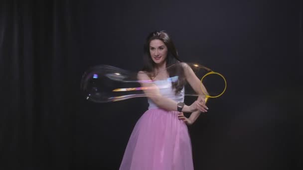 Mooie brunette met zeepbellen — Stockvideo
