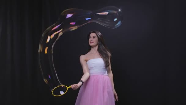 Brunette femme avec bulles de savon — Video