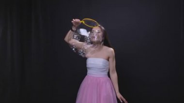 güzel bir kadın sabun köpüğü üfleme