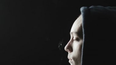 Mahallede e-sigaralı sigara içen kız.