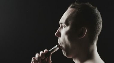 Beyaz dumanlı bulutlarda sigara içen adam