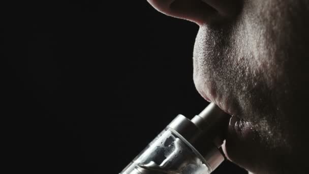 Close-up video van roker man met e-sigaret — Stockvideo