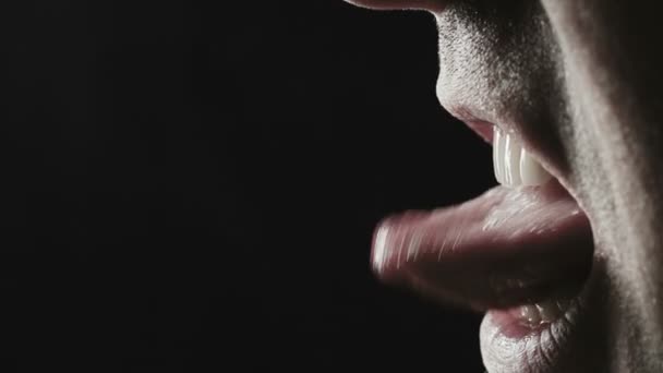 Primer plano de vídeo del hombre sacando la lengua — Vídeo de stock