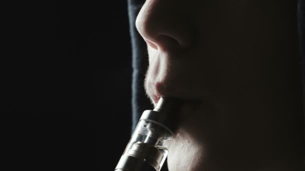 Füstölgő nő e-cigaretta közeli videója — Stock videók