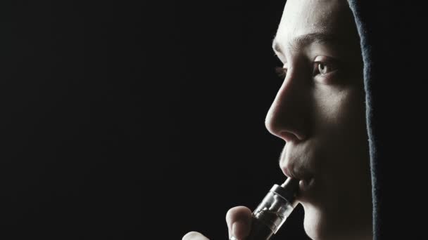 Video von Rauchermädchen mit elektronischer Zigarette in der Kapuze — Stockvideo