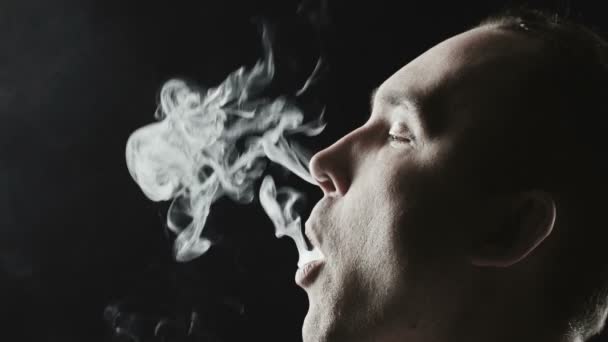 Vídeo do homem fumante nas nuvens fumegantes brancas — Vídeo de Stock