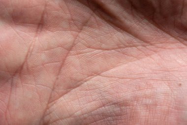 Kırışıklıkları olan erkek avucunun dokusu, yakın plan fotoğrafı.